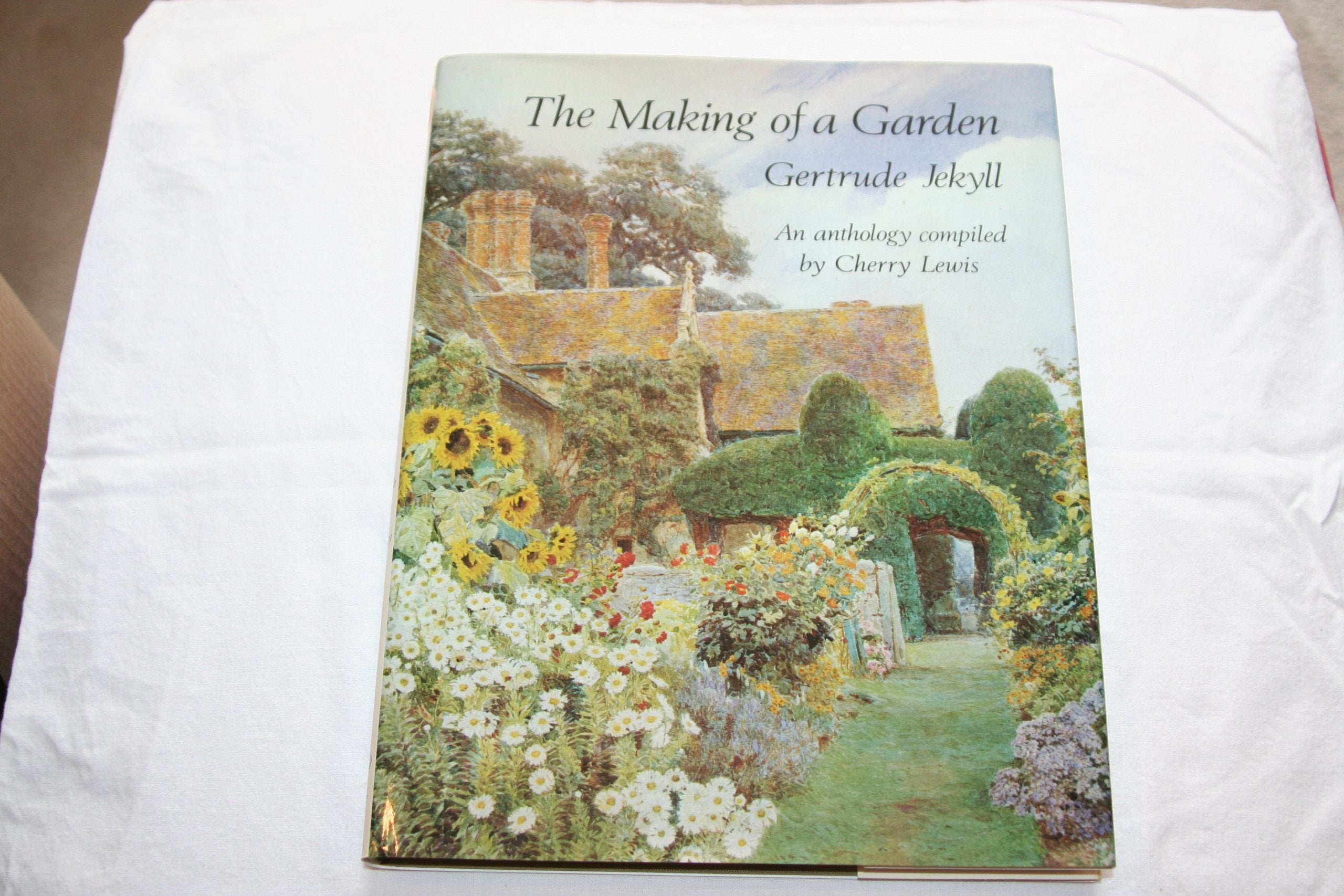 The Making of a Garden: Gertrude Jekyll, an Anthology of Her Writings Illustrated With Her Own Photographs and Drawings, and Wat,Used