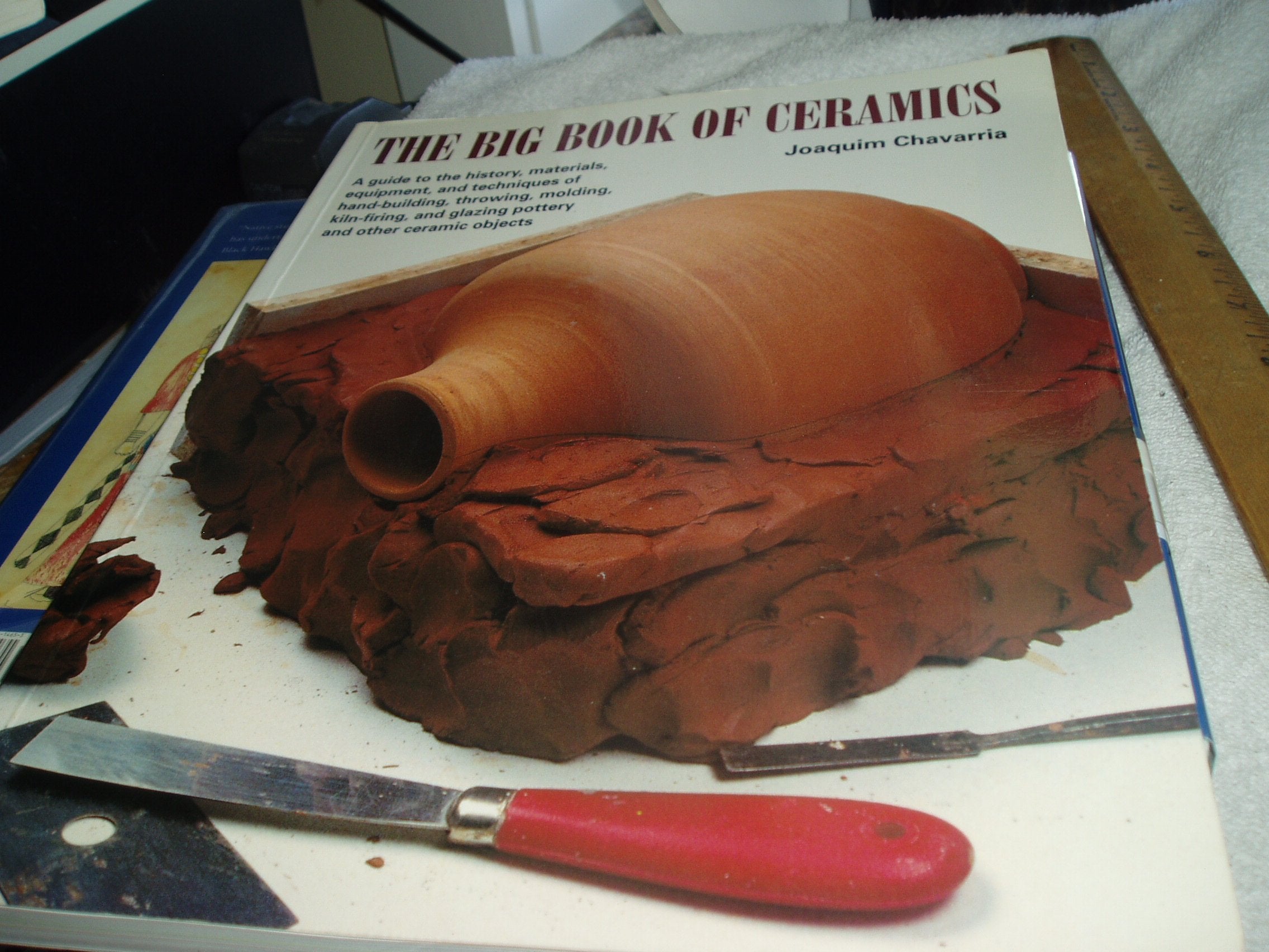 The Big Book of Ceramics: A Guide to the History, Materials, Equipment and Techniques of HandBuilding, Throwing, Molding, Kiln,Used