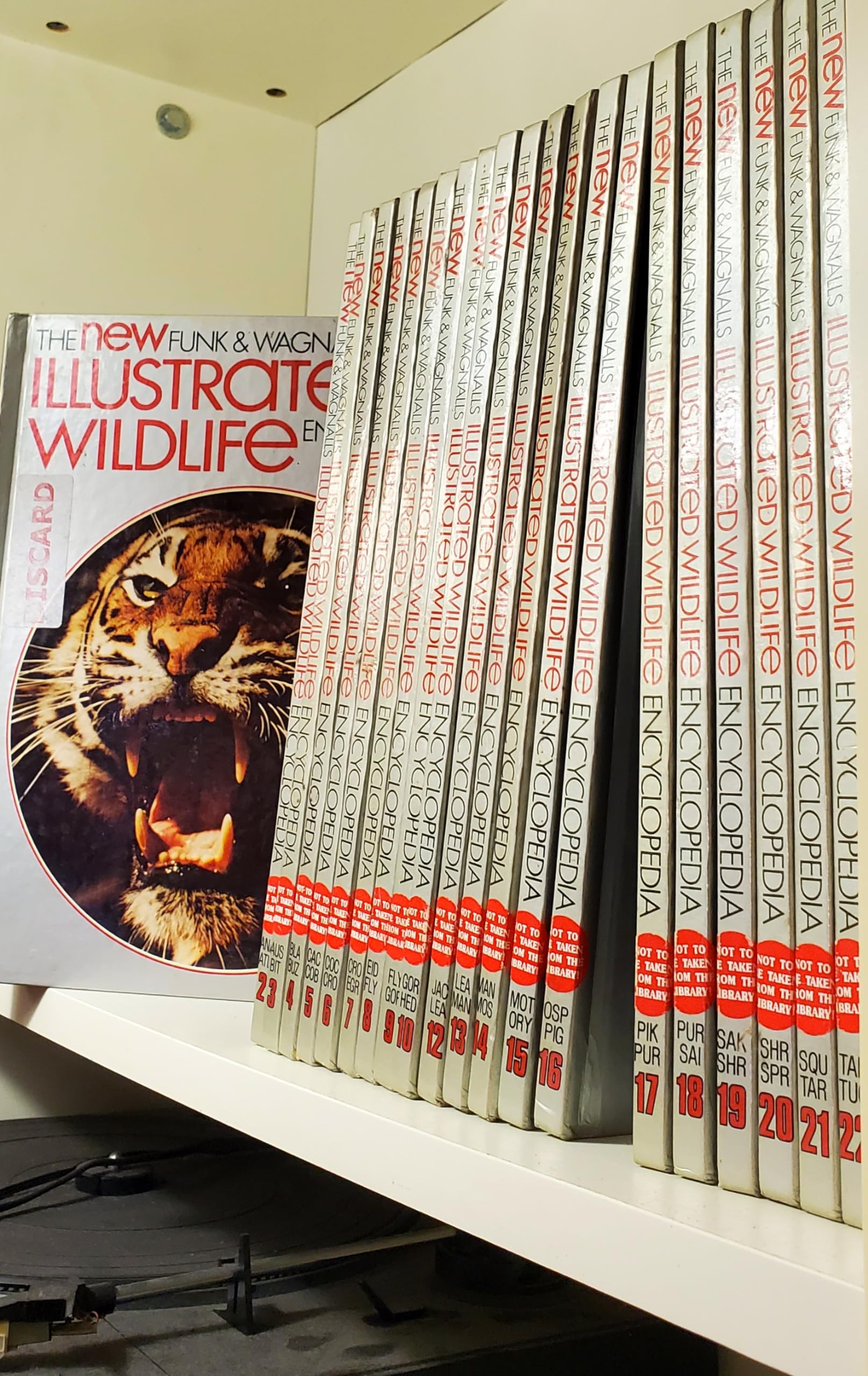 The New Funk & Wagnalls illustrated wildlife encyclopedia,Used