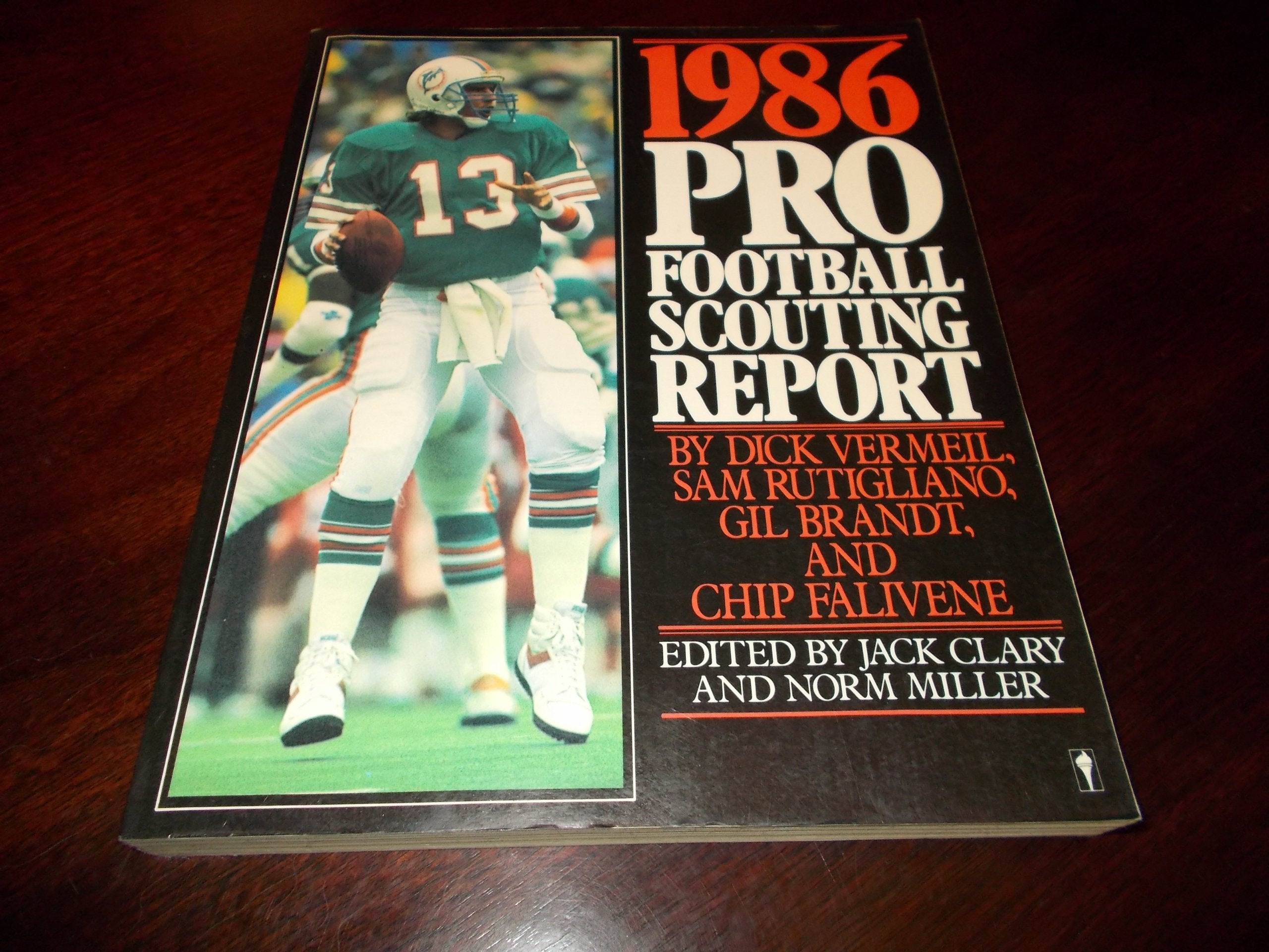 1986 Pro Football Scouting Report: The Most Complete Book On The Playing Skills Of Today'S Nfl Players And The Top 1986 Draft Ch
