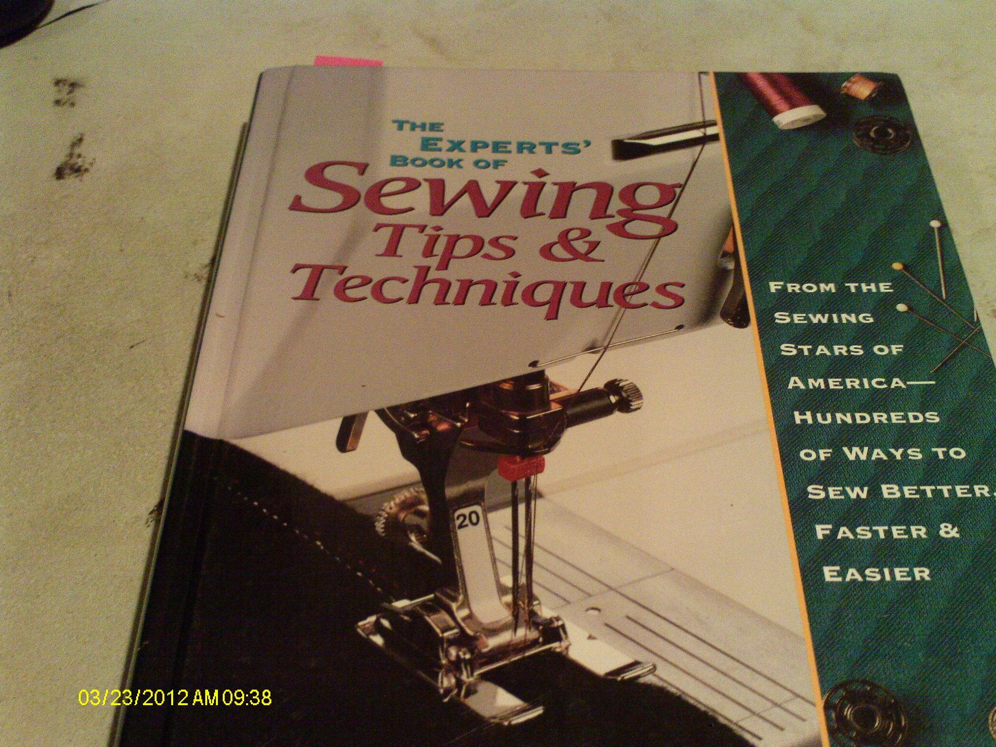 The Experts Book Of Sewing Tips And Techniques: From The Sewing Starshundreds Of Ways To Sew Better, Faster, Easier (Rodale Sew-new