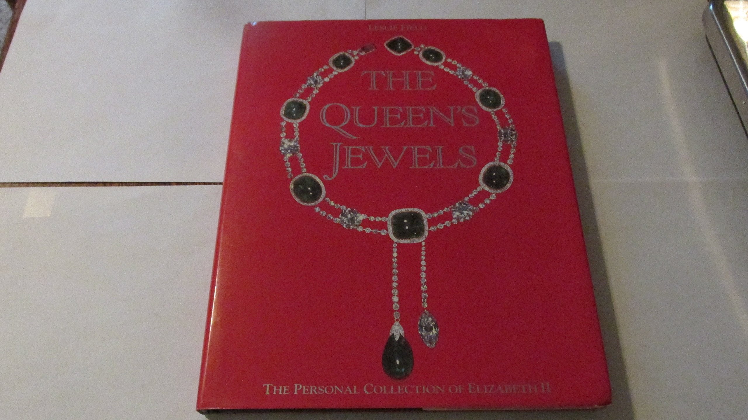 The Queen's Jewels: The Personal Collection of Elizabeth II,Used
