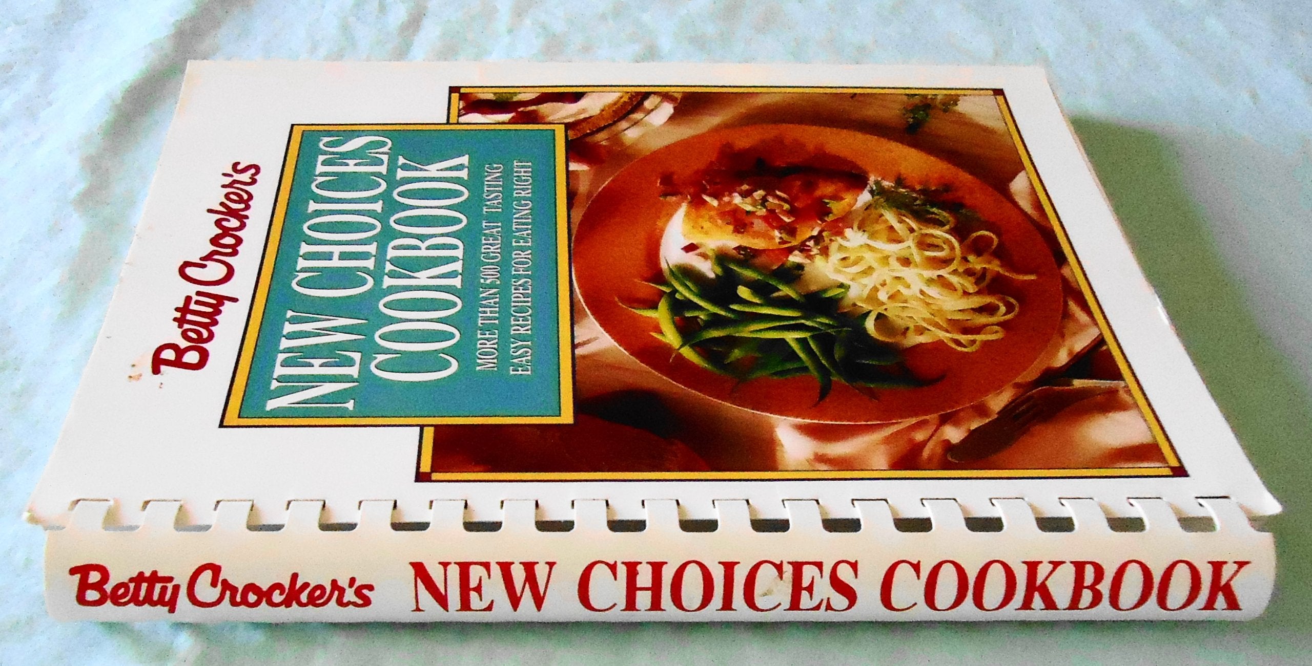 Betty Crockers New Choices Cookbook: More Than 500 Great Tasting Easy Recipes For Eating Right (Betty Crocker Home Library)-new