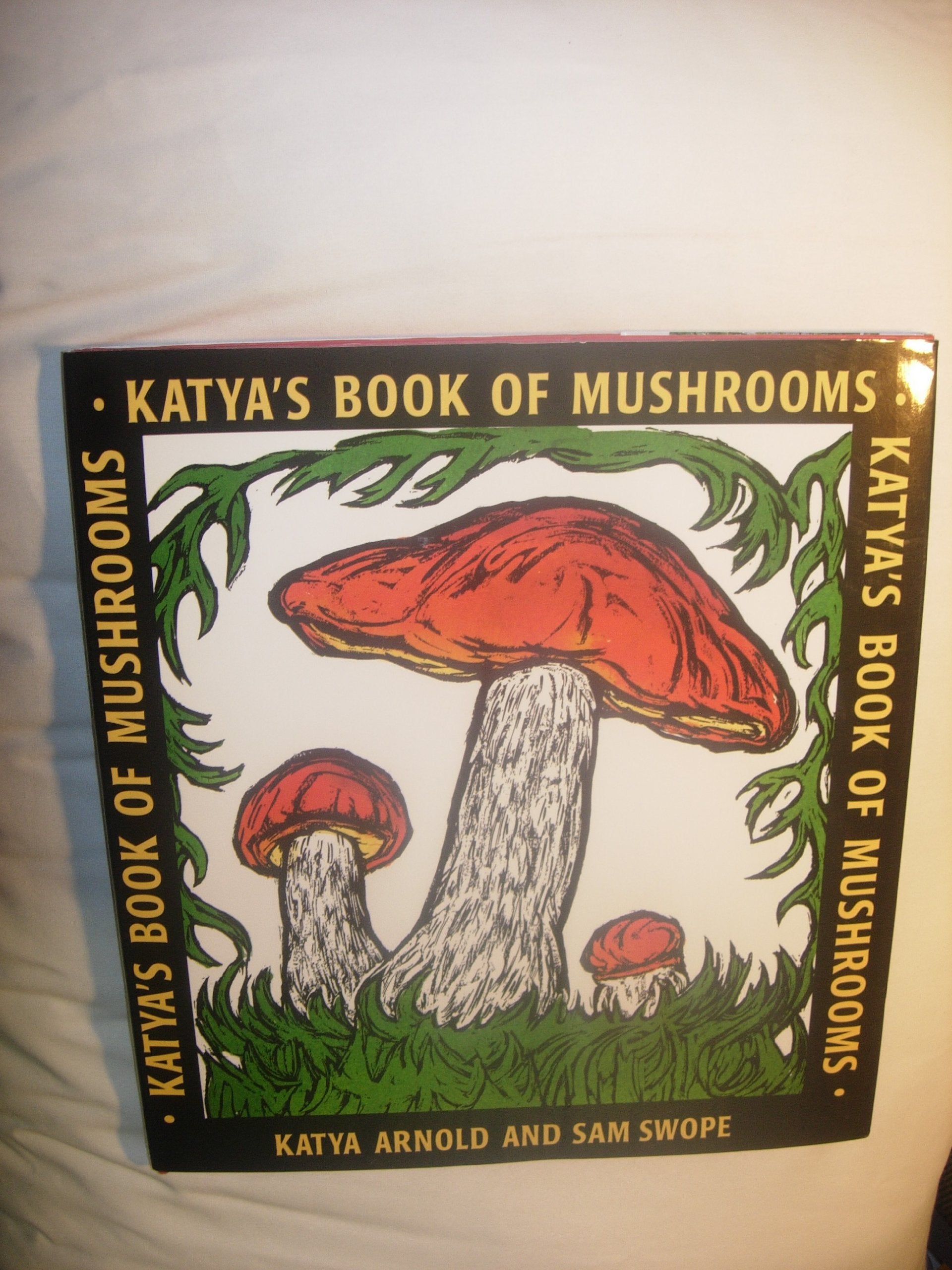 Katya's Book of Mushrooms,Used