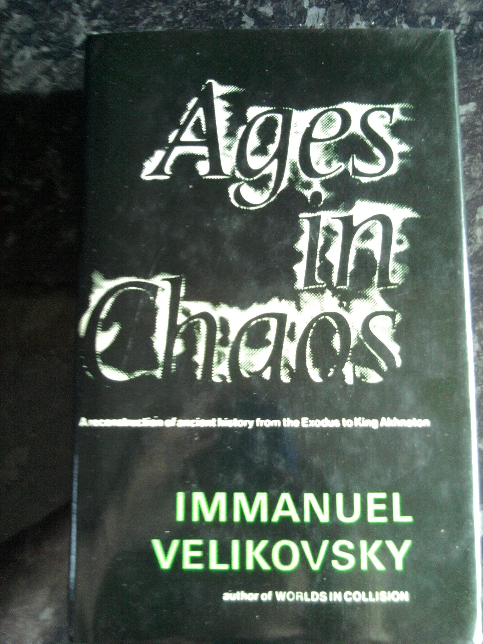 Ages in Chaos: A Reconstruction of Ancient History From the Exodus to King Akhnaton.,Used