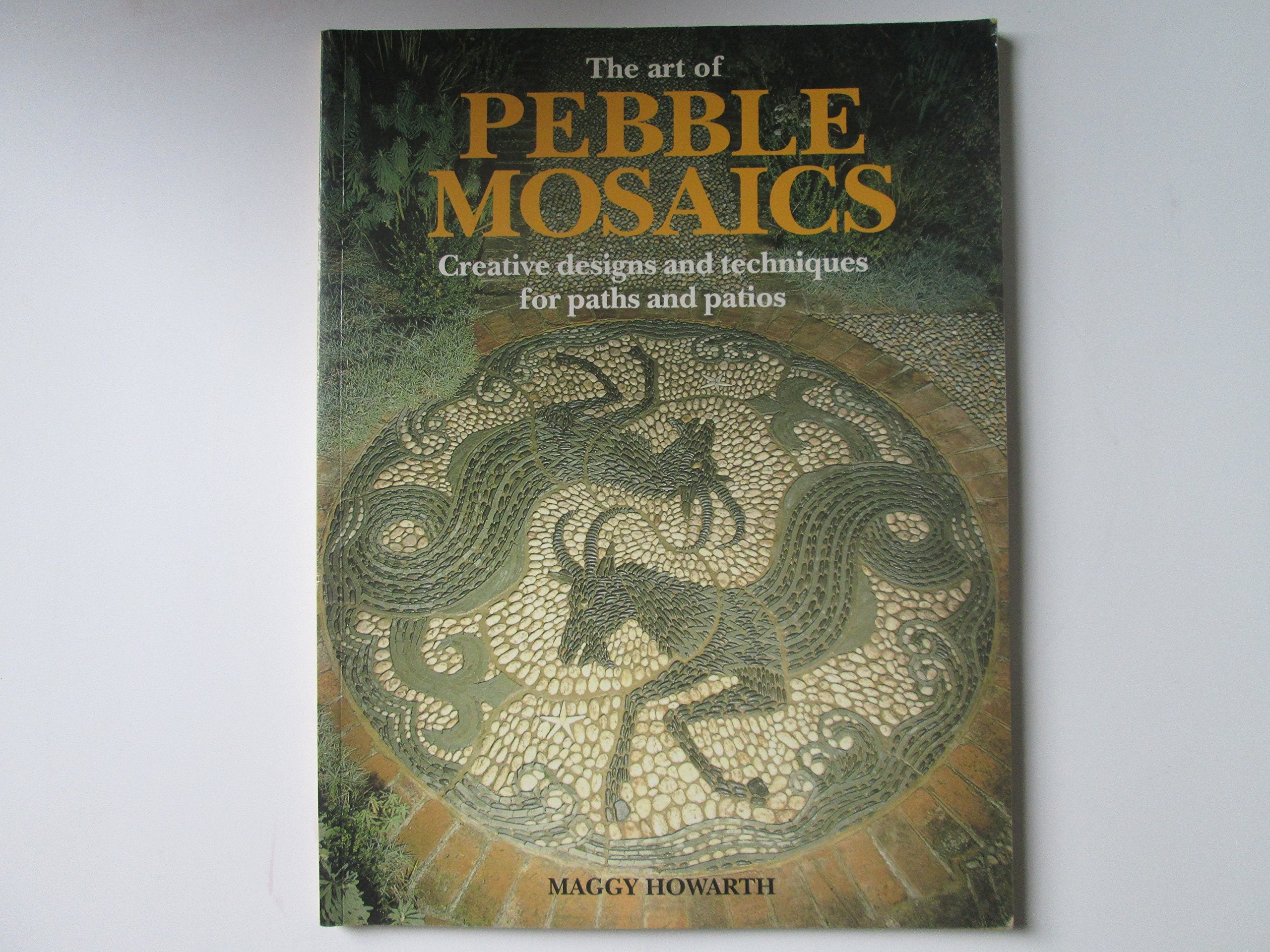 The Art of Pebble Mosaics: Creative designs and techniques for paths and patios,Used