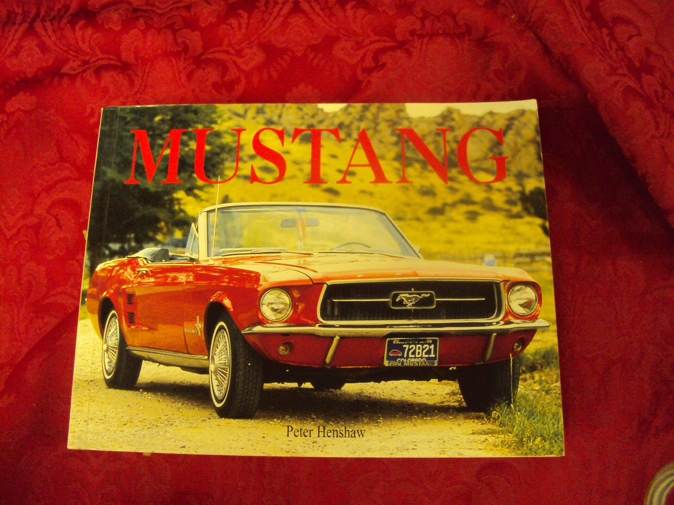 The Ultimate Encyclopedia of the Mustang (Paperback Chunkies)
