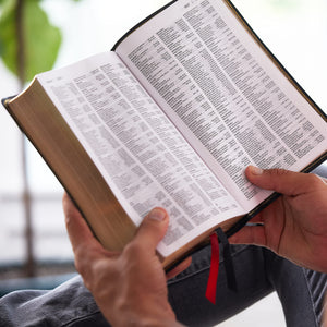 NKJV, EndofVerse Reference Bible, Compact, Leathersoft, Black, Red Letter, Comfort Print: Holy Bible, New King James Version,Used