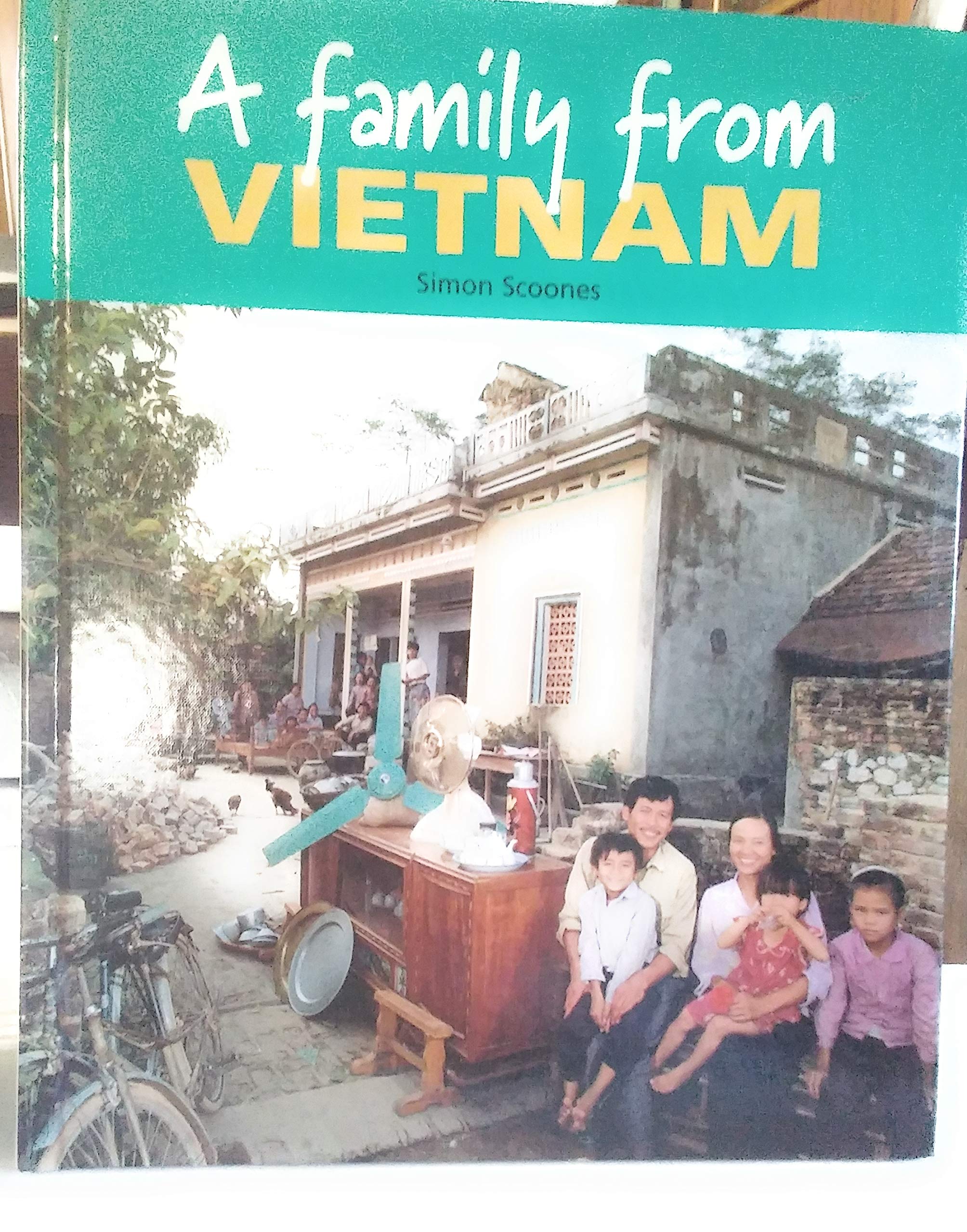 A Family from Vietnam (Families Around the World),Used