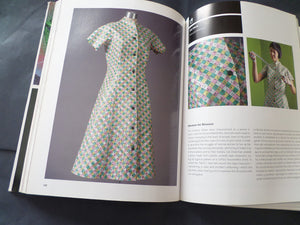Future Fashion (El Futuro De La Moda): Innovative Materials and Technology (English and Spanish Edition),Used