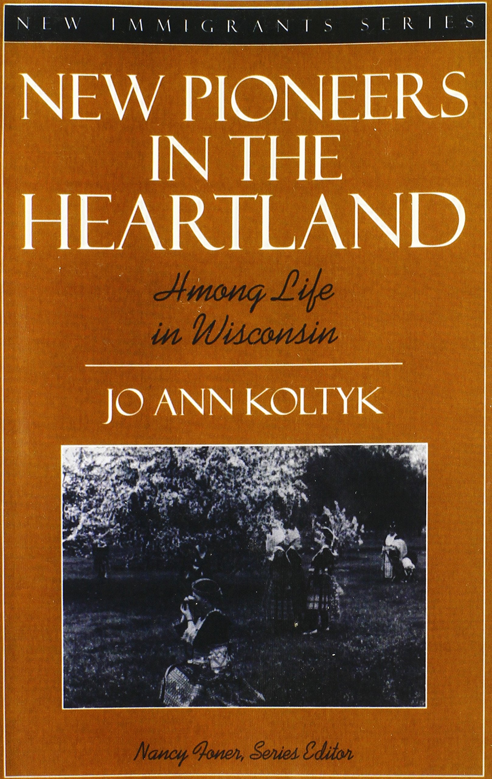 New Pioneers in the Heartland: Hmong Life in Wisconsin (Part of the New Immigrants Series),Used