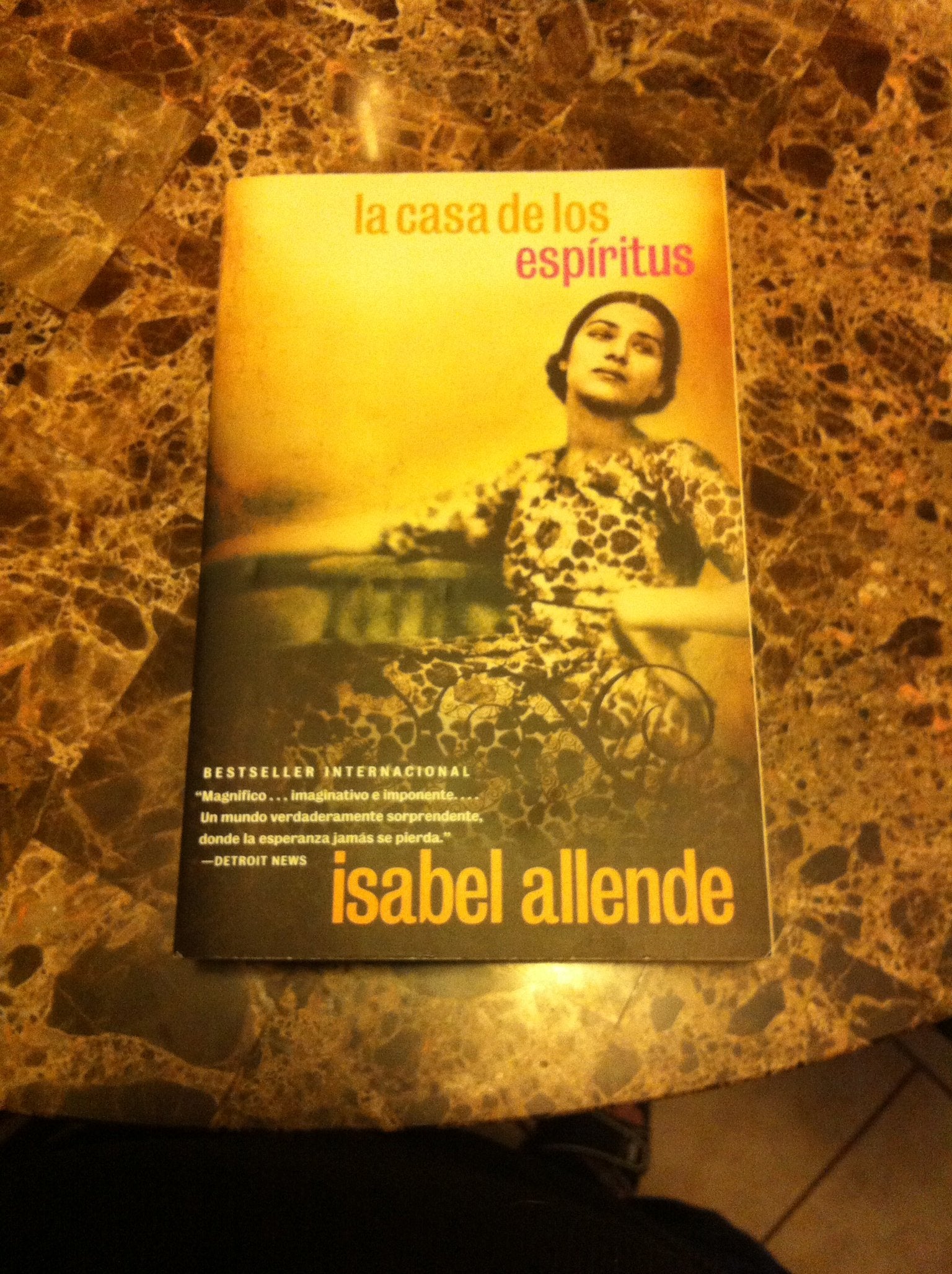 La Casa de los Espritus (Spanish Edition),Used