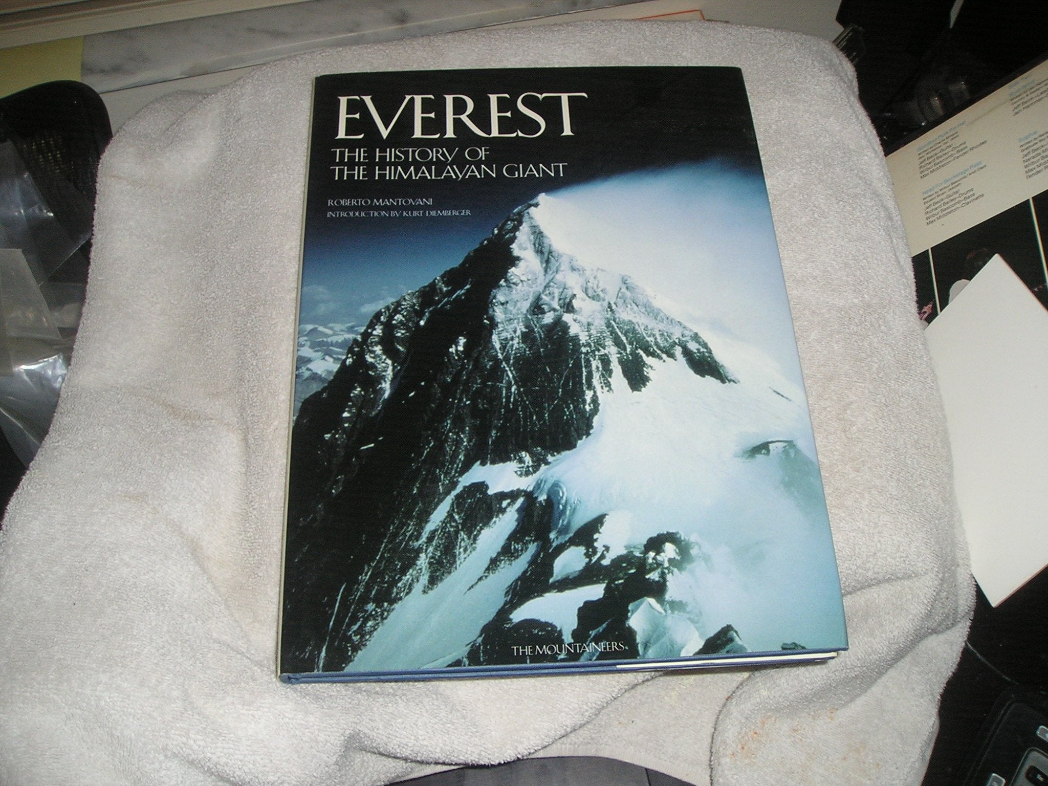 Everest: The History of the Himalayan Giant,Used