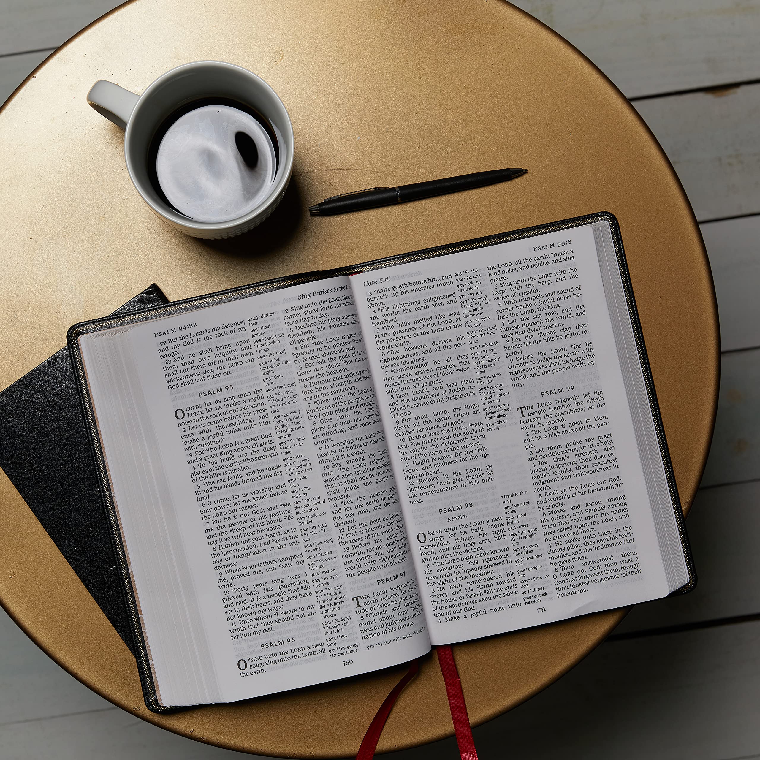 KJV Holy Bible: Giant Print with 53,000 Cross References, Deluxe Black Leathersoft, Red Letter, Comfort Print: King James Versio,Used