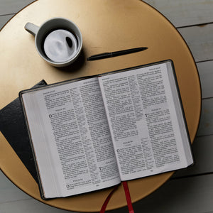 KJV Holy Bible: Giant Print with 53,000 Cross References, Deluxe Black Leathersoft, Red Letter, Comfort Print: King James Versio,Used