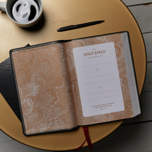 KJV Holy Bible: Giant Print with 53,000 Cross References, Deluxe Black Leathersoft, Red Letter, Comfort Print: King James Versio,Used