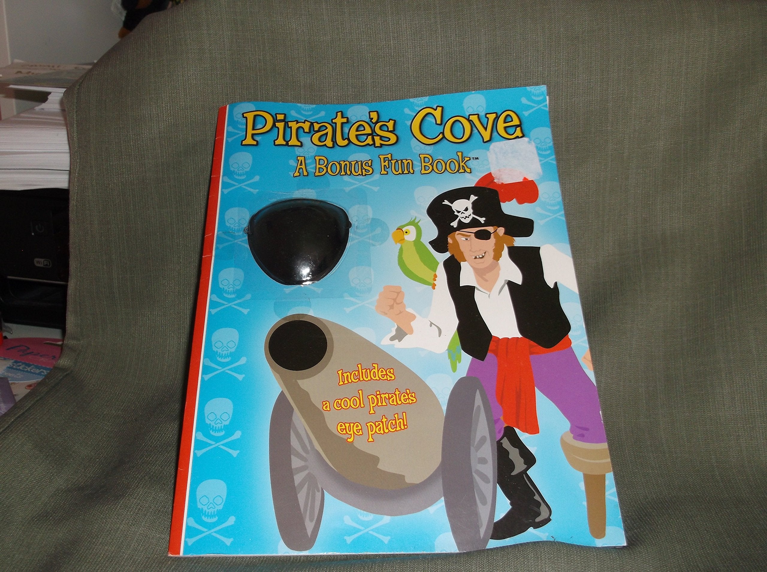Pirate's Cove (Pirates Cove Bonus Fun Book),Used