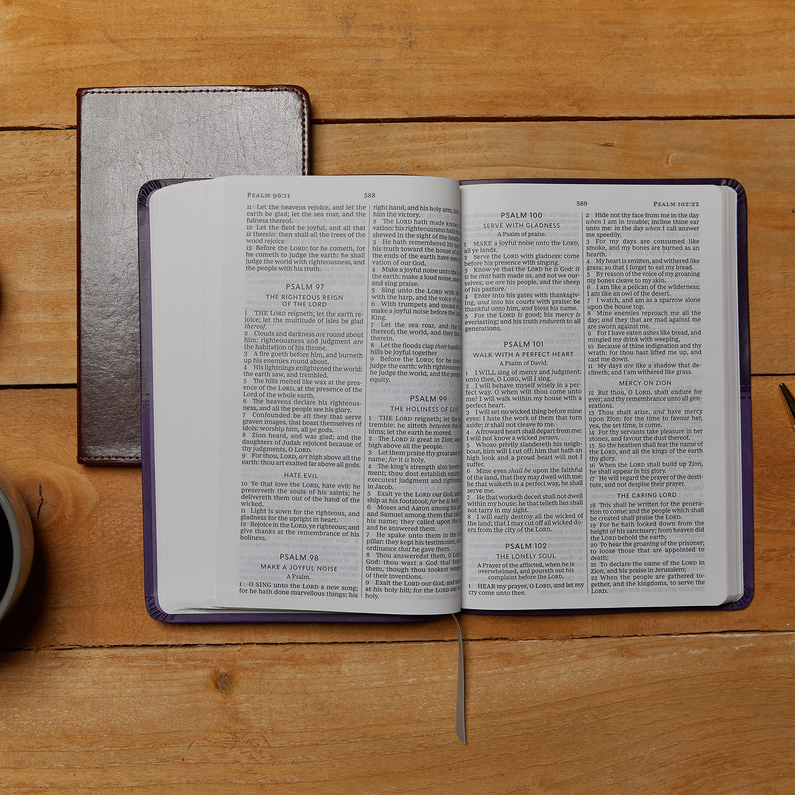 KJV Holy Bible: Large Print Thinline, Black Leathersoft, Red Letter, Comfort Print: King James Version,Used